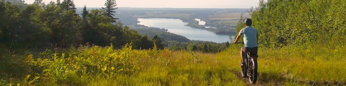 Un cycliste Katch devant un lac